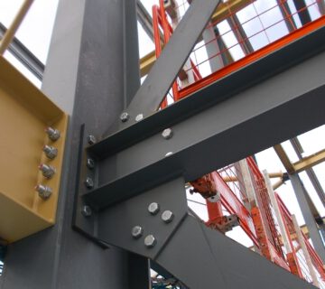 سازه‌ فلزی پیچ و مهره‌ای